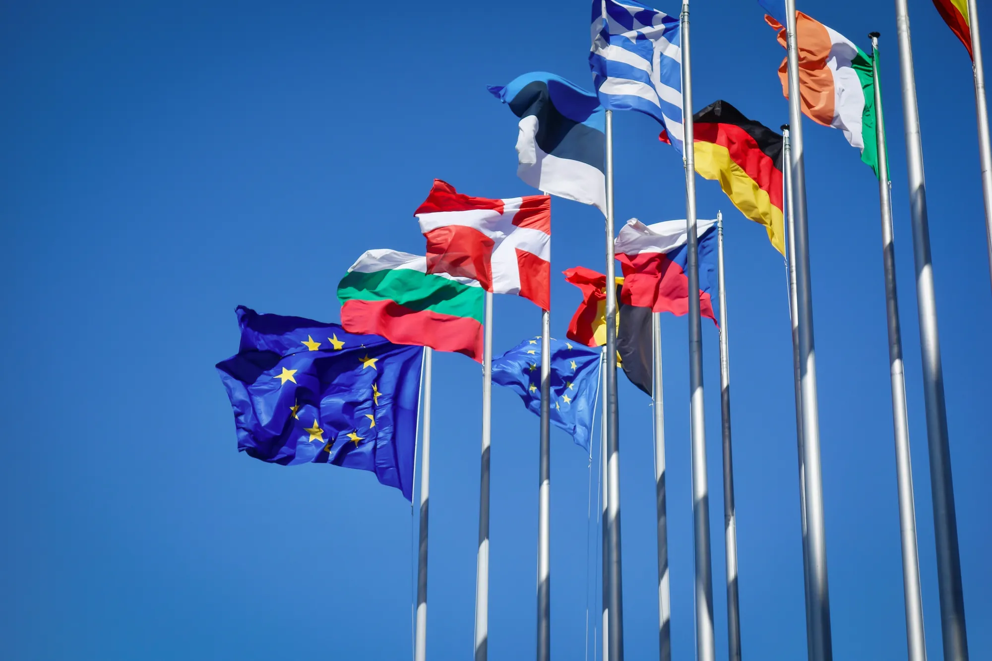Ciutadà de la Unió Europea amb el seu certificat de registre i passaport davant una Oficina d'Estrangeria a Mallorca